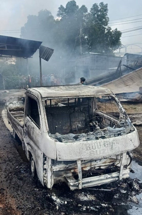 Xe chở dầu bất ngờ bốc cháy, 4 căn nhà bị thiêu rụi hoàn toàn - Ảnh 1.