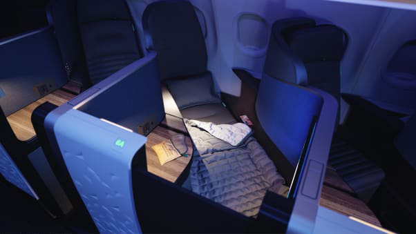 Ghế máy bay biến thành giường ngủ siêu to khổng lồ trên bầu trời - Ảnh 3.