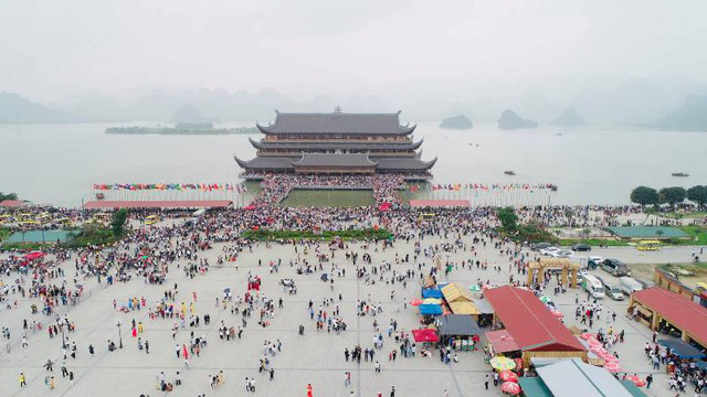 Hàng nghìn người đổ về chùa Tam Chúc, chen lấn hỗn loạn - Ảnh 4.