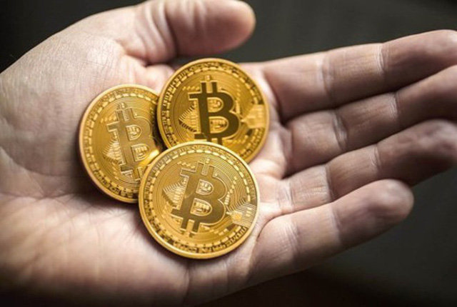 Bitcoin trượt khỏi mức kỷ lục 61.000 USD/BTC - Ảnh 1.