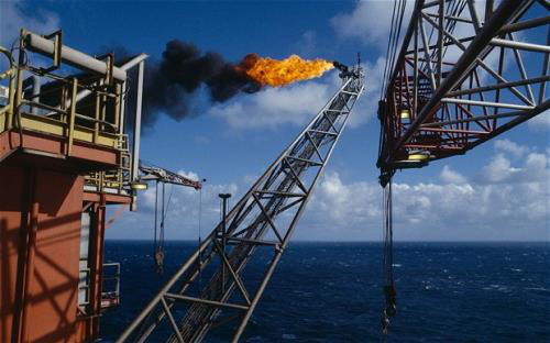 Dịch COVID-19 diễn biến xấu tại châu Âu, giá dầu thế giới giảm mạnh - Ảnh 1.