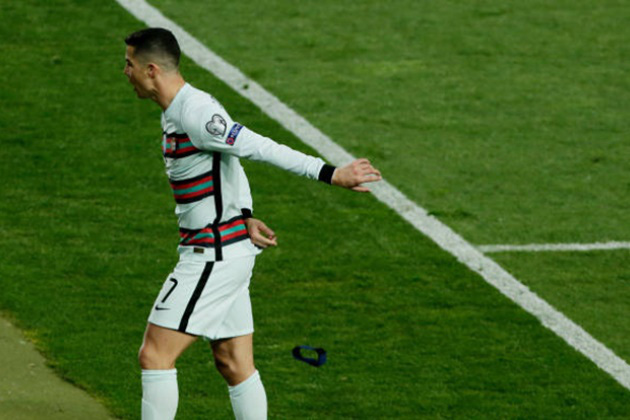 Ronaldo giận dữ ném băng đội trưởng vì bị tước bàn thắng - Ảnh 6.