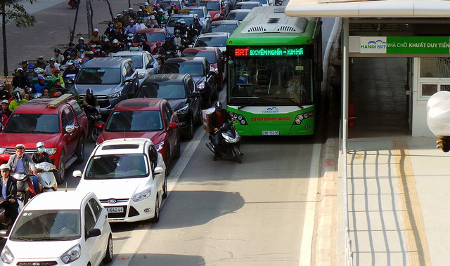 Bus nhanh BRT chậm, ít khách: Thử nghiệm thất bại sao vẫn tồn tại? - Ảnh 1.