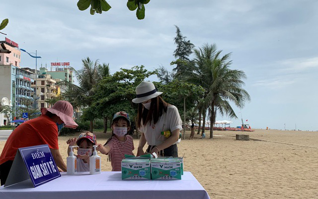 Hình ảnh khác lạ tại bãi biển Sầm Sơn trong ngày đầu nghỉ lễ - Ảnh 12.