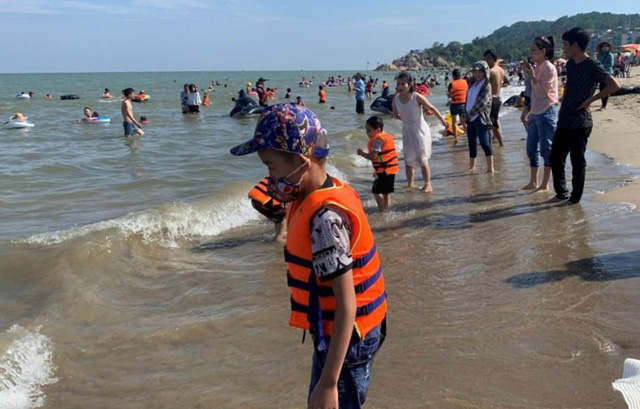 Hình ảnh khác lạ tại bãi biển Sầm Sơn trong ngày đầu nghỉ lễ - Ảnh 4.