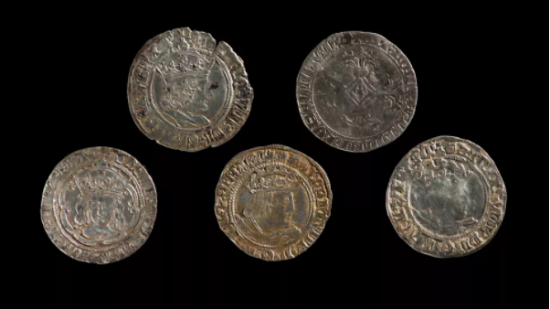 Phát hiện kho báu tiền vàng thời Trung Cổ và nhẫn hình đầu lâu ở xứ Wales - Ảnh 1.