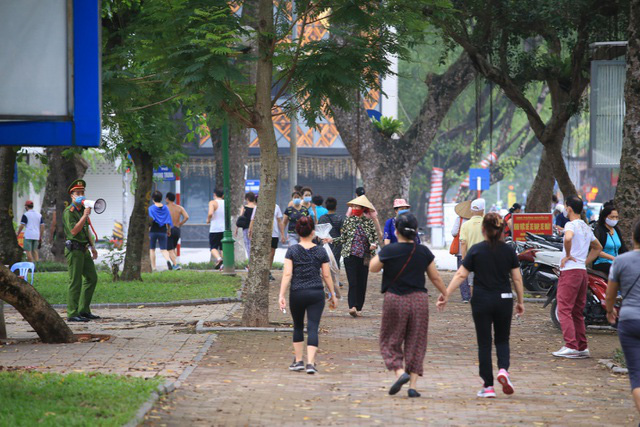 Hà Nội đóng cửa công viên phòng dịch COVID-19, người dân lại tràn ra vỉa hè… tập thể dục - Ảnh 3.