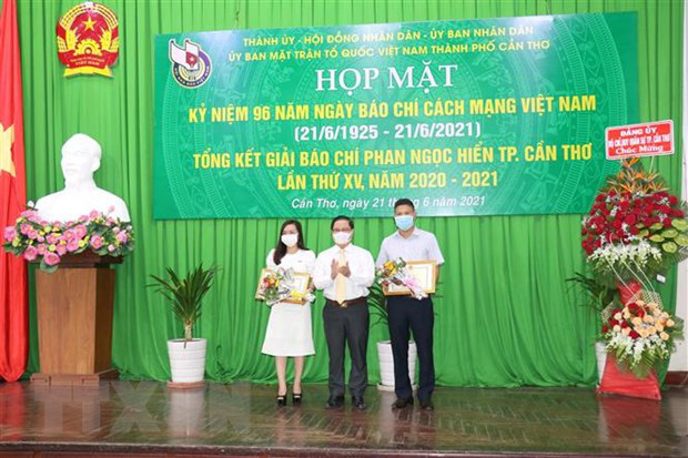 
The first prize winners of Can Tho Citys 15th Phan Ngoc Hien Press Awards. (Photo: VNA)
