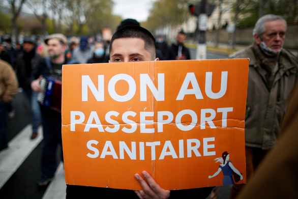 Người Pháp biểu tình phản đối biện pháp phòng dịch - Ảnh 2.