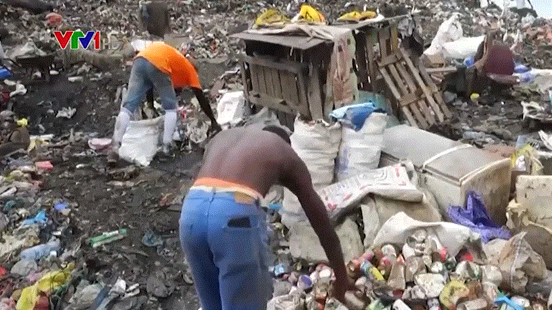 Những đứa trẻ kiếm ăn trên bãi rác - Ảnh 1.