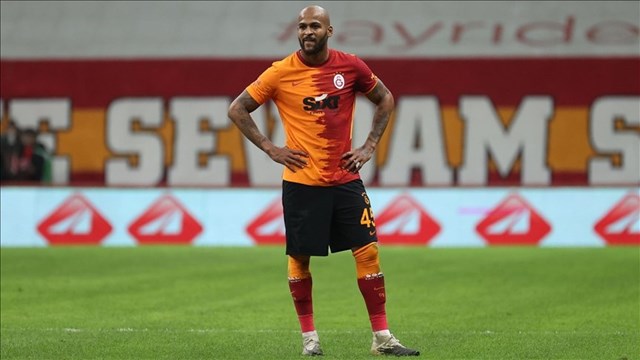 Galatasaray phạt nặng cầu thủ tấn công đồng đội - Ảnh 1.