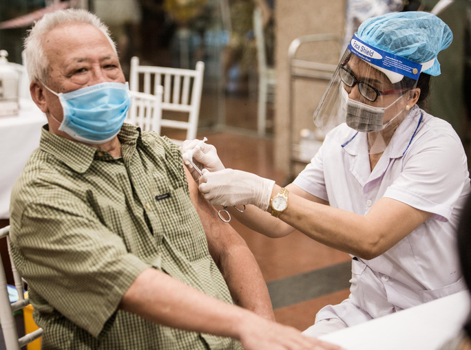 Xuyên đêm tiêm vaccine COVID-19 cho hàng nghìn người dân Hà Nội - Ảnh 14.