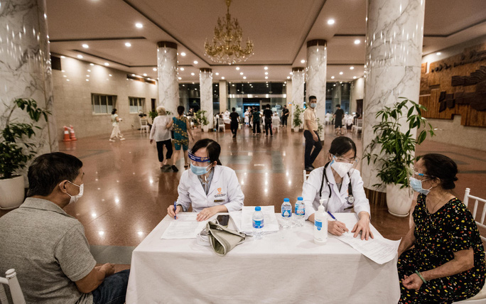 Xuyên đêm tiêm vaccine COVID-19 cho hàng nghìn người dân Hà Nội - Ảnh 9.
