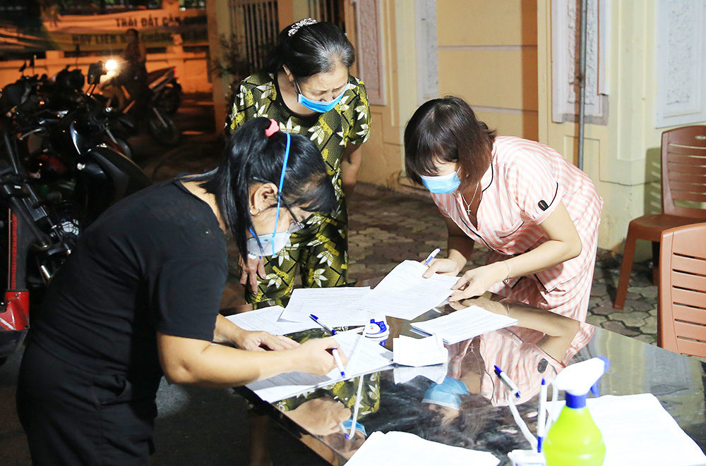 Xuyên đêm tiêm vaccine COVID-19 cho hàng nghìn người dân Hà Nội - Ảnh 20.