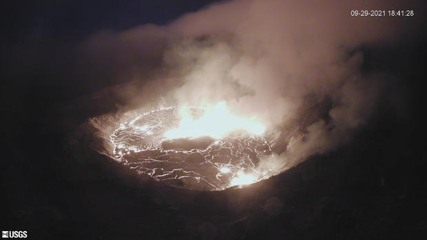 Núi lửa Kilauea ở Hawaii phun trào, tạo ra các vòi phun dung nham và khói dày đặc - Ảnh 1.