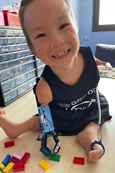 Chàng trai chế tạo cánh tay giả từ Lego cho bé 8 tuổi - Ảnh 3.