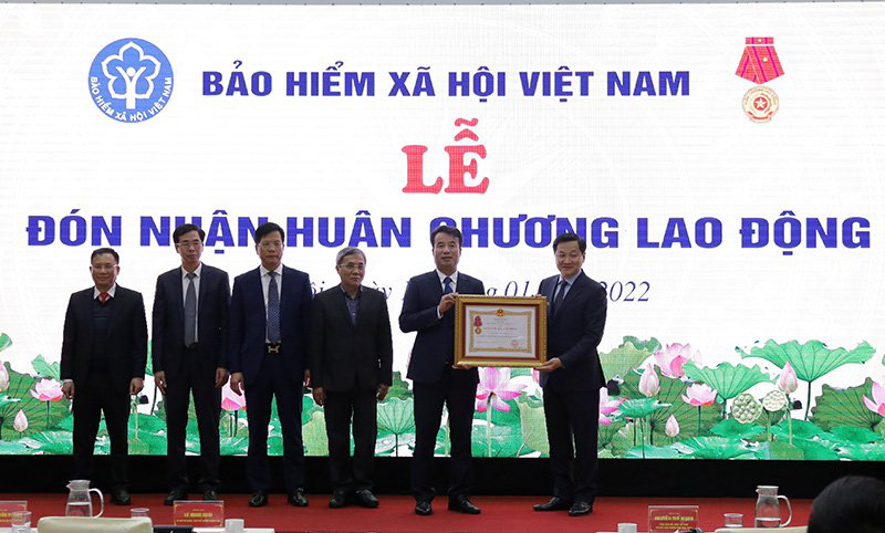 
Deputy Prime Minister Le Minh Khai presented the Labour Order, Third Class to the VSS, for outstanding achievements in State administrative reform, in the 2011- 2020 period.
