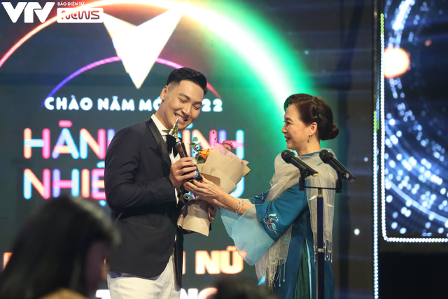 Hồng Diễm lần thứ 2 giành cúp VTV Awards: Bất ngờ quá lớn với tôi! - Ảnh 4.
