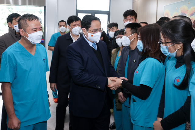 Thủ tướng thăm, chúc Tết các y, bác sĩ và bệnh nhân - Ảnh 3.