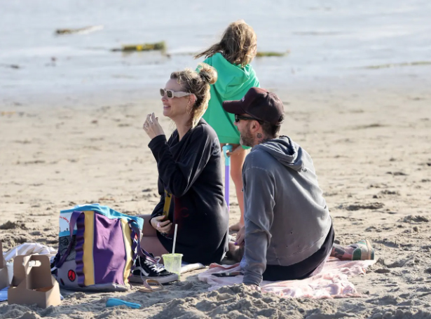 Hậu bê bối ngoại tình, Adam Levine cùng vợ, con vui vẻ đi chơi biển - Ảnh 1.