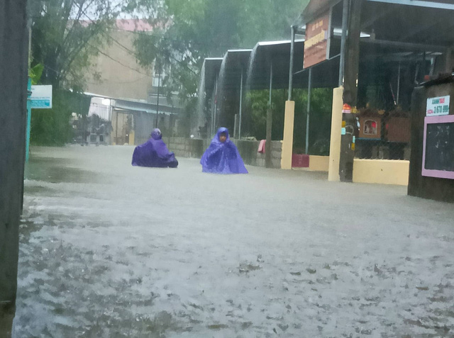 Thừa Thiên Huế mưa to, nhiều nơi ngập sâu trong nước - Ảnh 3.