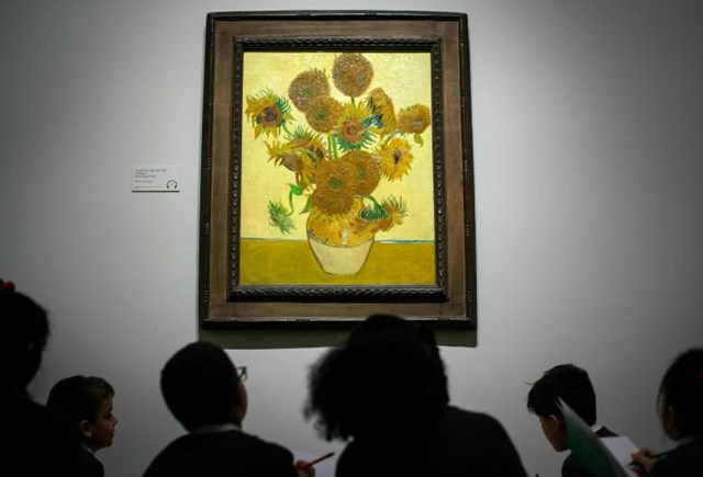 Người biểu tình ném súp lên bức Hoa hướng dương của Van Gogh tại triển lãm tranh London - Ảnh 1.