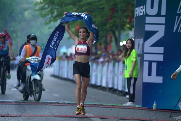 Trịnh Quốc Lượng và Nguyễn Thị Oanh vô địch VPBank Hanoi Marathon 2022   - Ảnh 2.