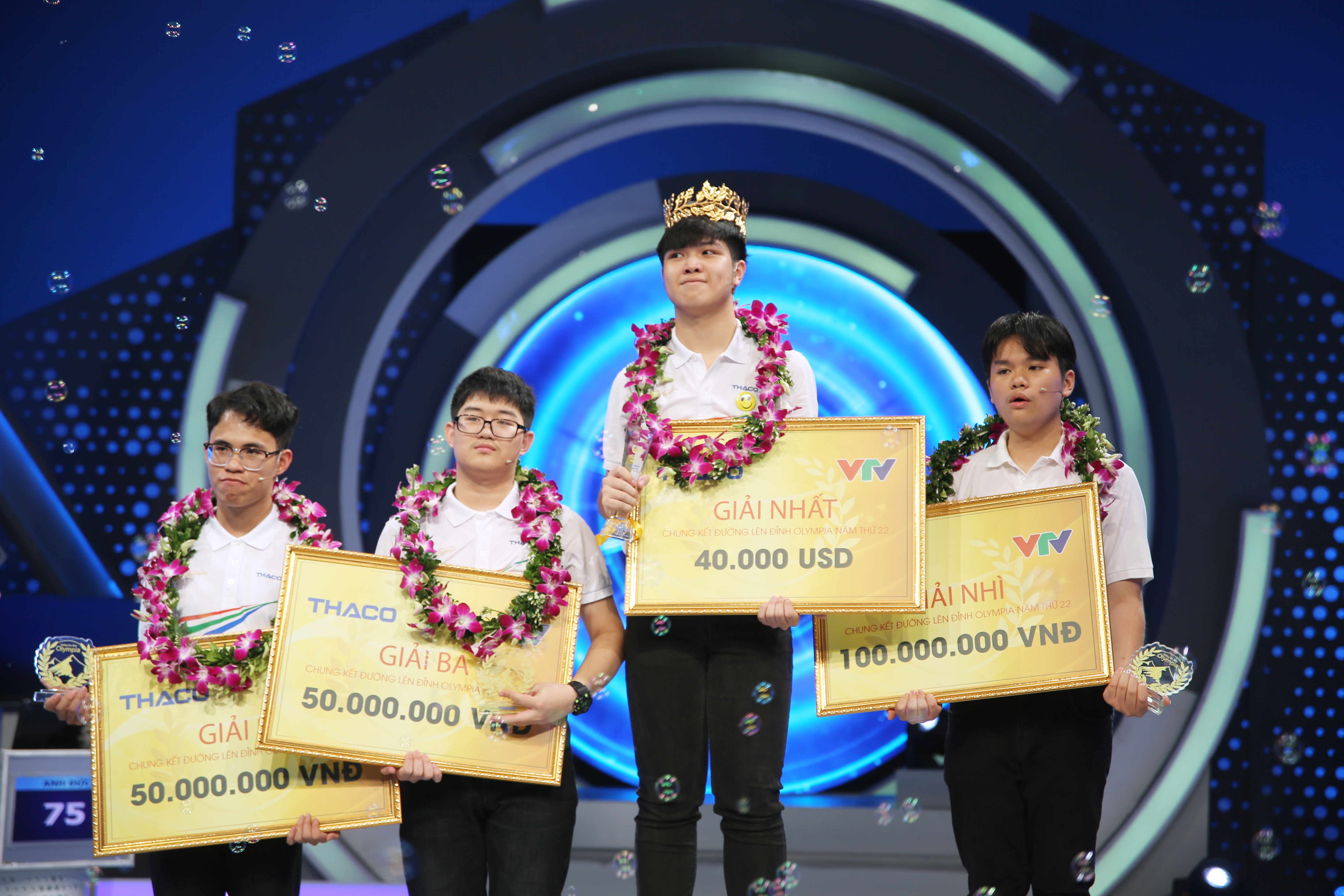 MC Trần Ngọc lập kỷ lục 4 lần dẫn điểm cầu chiến thắng Chung kết Olympia - Ảnh 1.