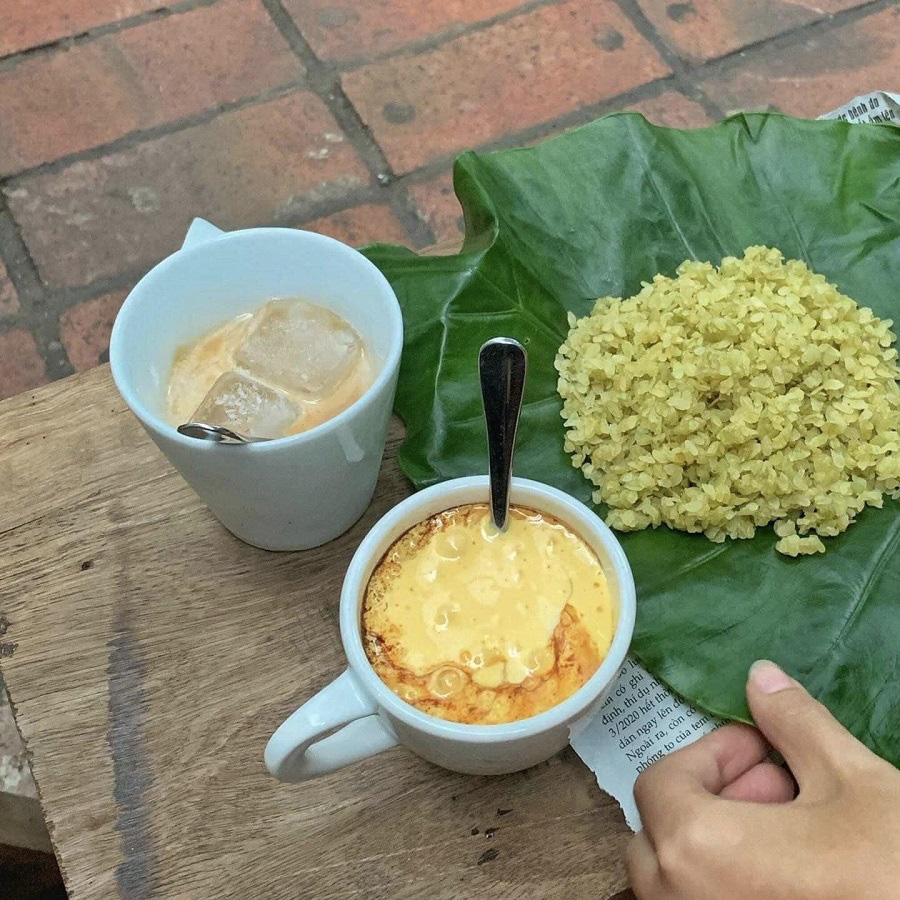 
Typical snacks in Hanoi for fall-winter: egg coffee and young rice. Photo: Mai Minh Tuan
