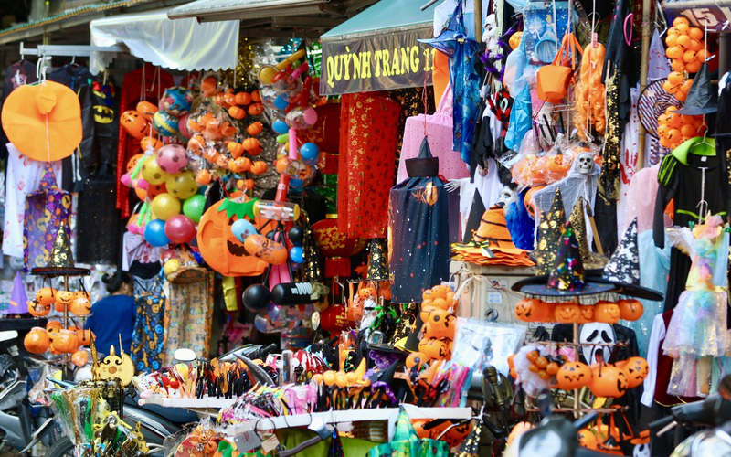 
This year, the most popular Halloween decorations on Hang Ma Street are pumpkins, skeletons, skulls and ghost costumes.
