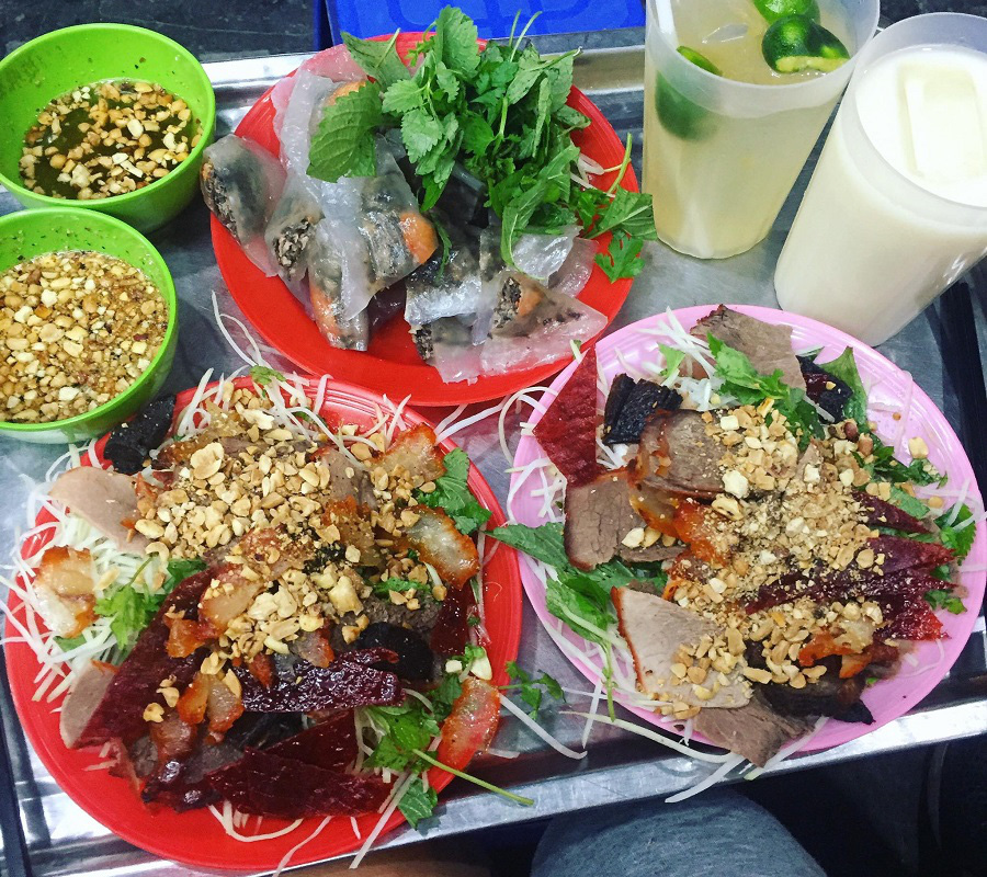 
The familiar Hanoi street dishes in Ho Hoan Kiem Street: Nom bo kho or Dried beef salad and Banh bot loc or tapioca dumplings. Photo: Tung Anh
