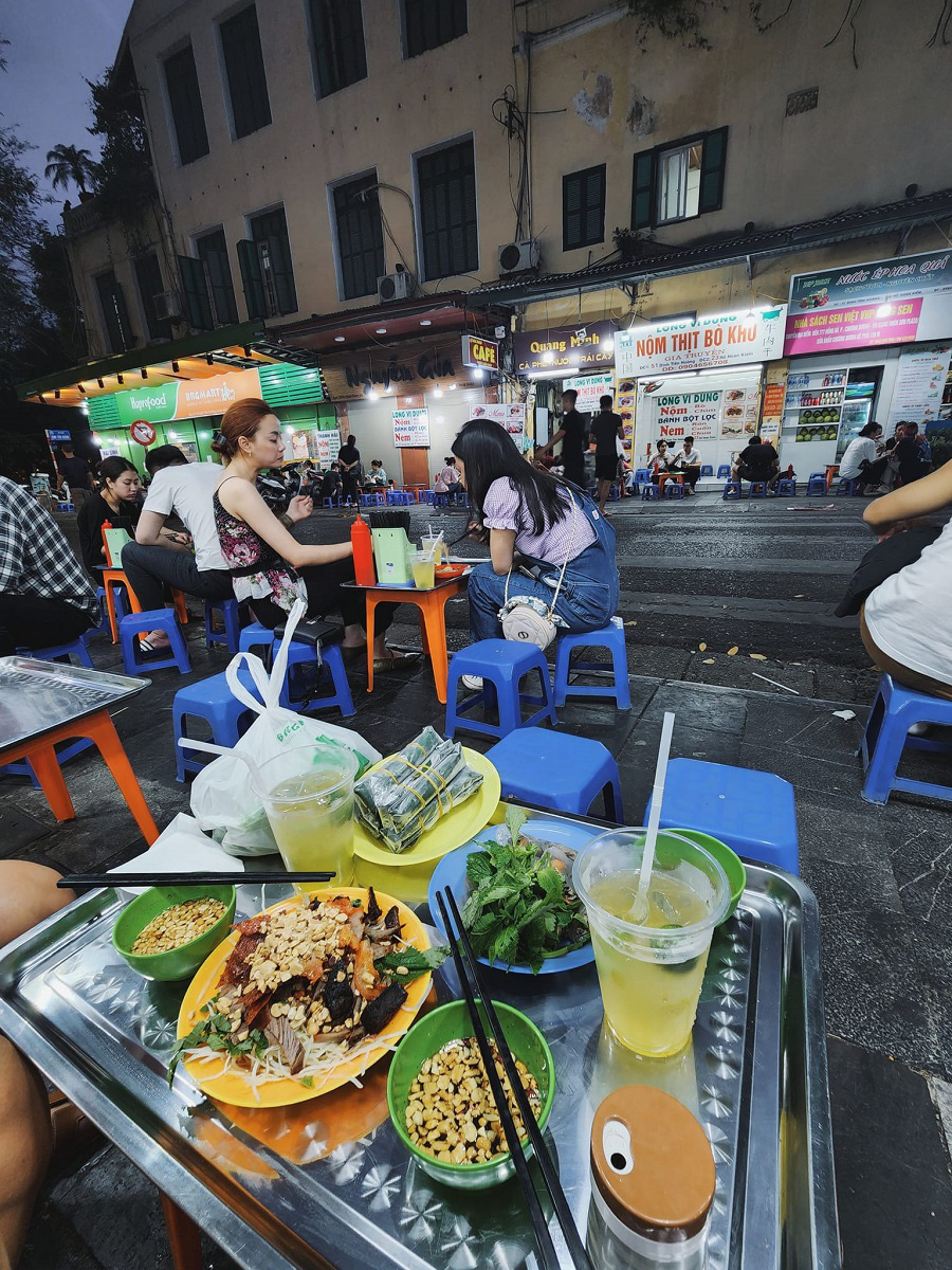 
The bustling dining scene in the evening at Ho Hoan Kiem Street. Photo: Tung Anh
