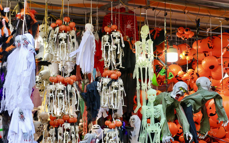 
Shops display various outfits, such as superhero characters, bone-printed clothes, and witches’ hats. Depending on style and size, the price of a witch costume can range from VND100,000-200,000 (US$4.2-8.4).

