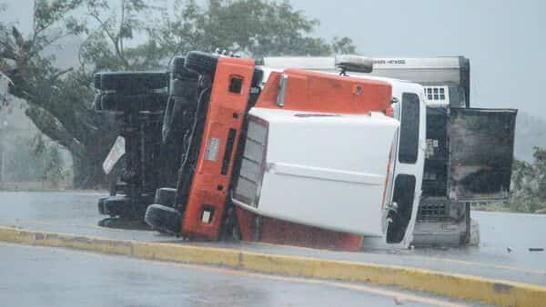 Bão Roslyn trút mưa lớn gây lũ lụt ở Mexico, 2 người thiệt mạng - Ảnh 1.