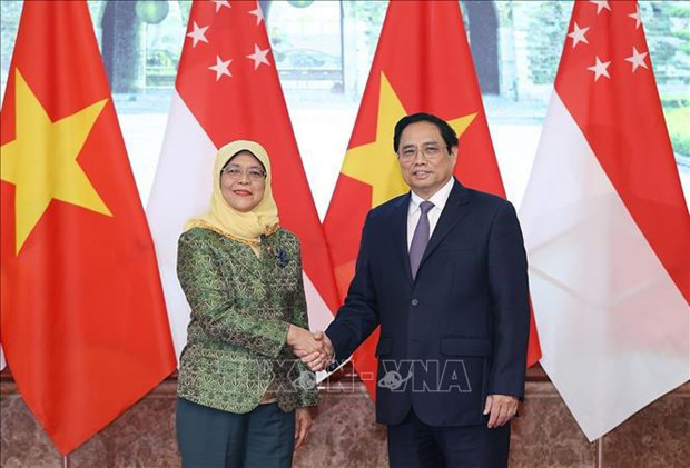 
Prime Minister Pham Minh Chinh welcomes Singaporean President Halimah Yacob (Photo: VNA)
