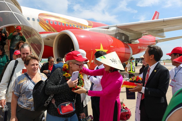 Khánh Hòa đón chuyến bay đầu tiên từ Kazakhstan - Ảnh 2.