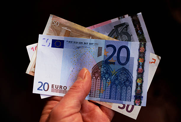 Đồng Euro là đồng tiền khá phổ biến trên thế giới và có giá trị cao. Xem ảnh để tìm hiểu về nguồn gốc, lịch sử xuất hiện và các tính năng của đồng tiền này. Chắc chắn bạn sẽ có thêm kiến thức về tiền tệ và tài chính.