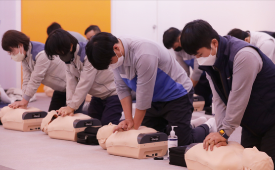 Nhiều người dân Hàn Quốc học hồi sức tim phổi sau thảm họa giẫm đạp - Ảnh 1.