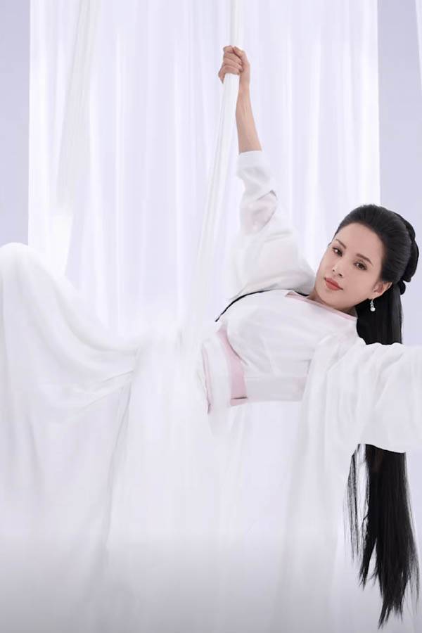 Mặc lại trang phục Tiểu Long Nữ sau 27 năm, người hâm mộ nói thời gian bất lực với Lý Nhược Đồng - Ảnh 1.