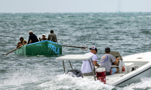Tàu chở người di cư Cuba bị lật ngoài khơi bờ biển Florida, Ít nhất một người thiệt mạng - Ảnh 1.