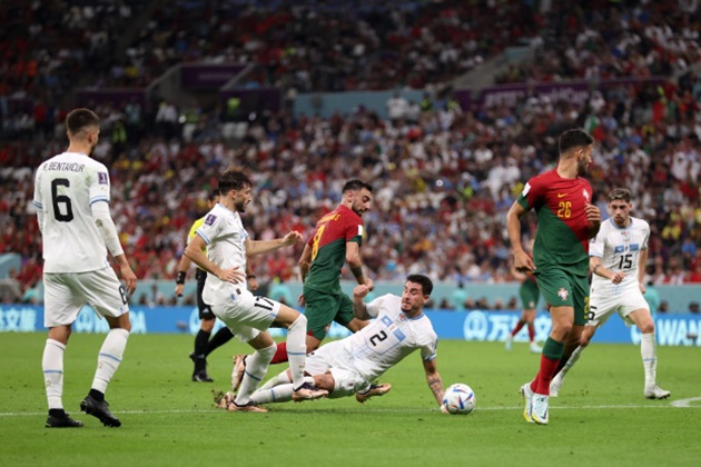 Trọng tài sai lầm khi cho ĐT Bồ Đào Nha hưởng phạt đền trong trận thắng Uruguay? - Ảnh 1.