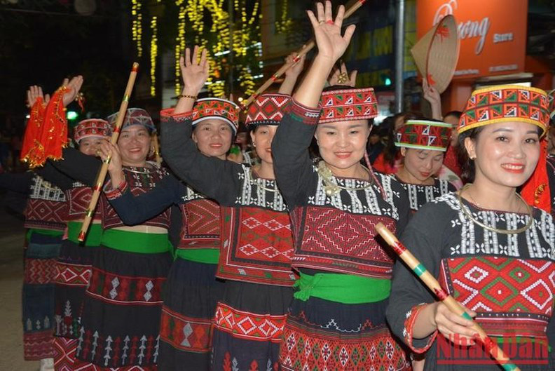 
A street performance of the Xa Pho ethnic group.

