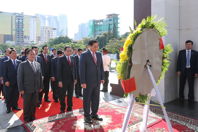 Thủ tướng Phạm Minh Chính đặt vòng hoa tại Đài Hữu nghị Việt Nam – Campuchia - Ảnh 3.