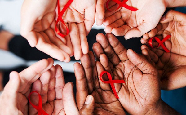 Cần quan tâm đến phòng tránh lây nhiễm HIV trong nhóm đồng tính nam - Ảnh 1.