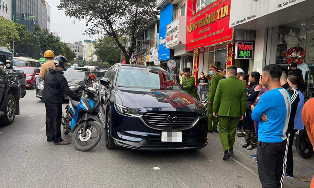 Thực hư vụ người đàn ông dùng súng đe dọa, cướp xe chở tiền trên phố Hà Nội - Ảnh 1.