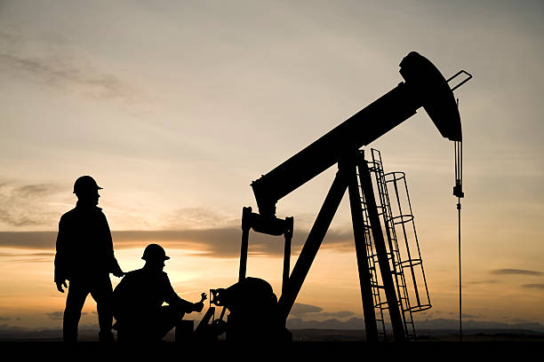 Giá dầu năm 2023 khó vượt 100 USD/thùng - Ảnh 1.