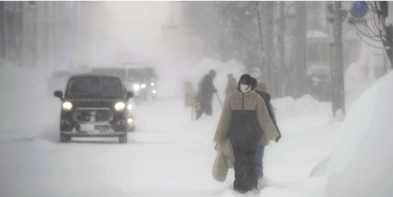 Bão tuyết gây thương vong ở Nhật Bản, Mỹ hủy hàng nghìn chuyến bay - Ảnh 1.