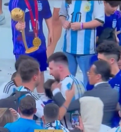 FIFA vào cuộc nghiêm túc vụ thánh rắc muối quấy rối ĐT Argentina ăn mừng - Ảnh 1.