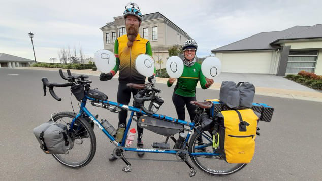 Cặp vợ chồng du lịch vòng quanh thế giới bằng xe đạp - Ảnh 1.