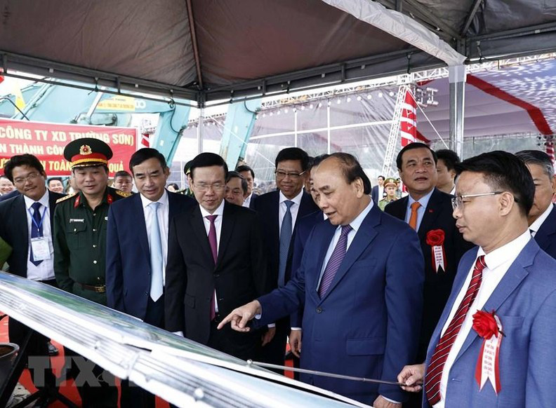 
President Nguyen Xuan Phuc asks the municipal authorities, investors and relevant parties to ensure the schedule of the project. (Photo: VNA)
